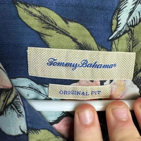 Tommy Bahama Silk Hawaiian Print Short Sleeve Men's Top - Picture 2 of 4
